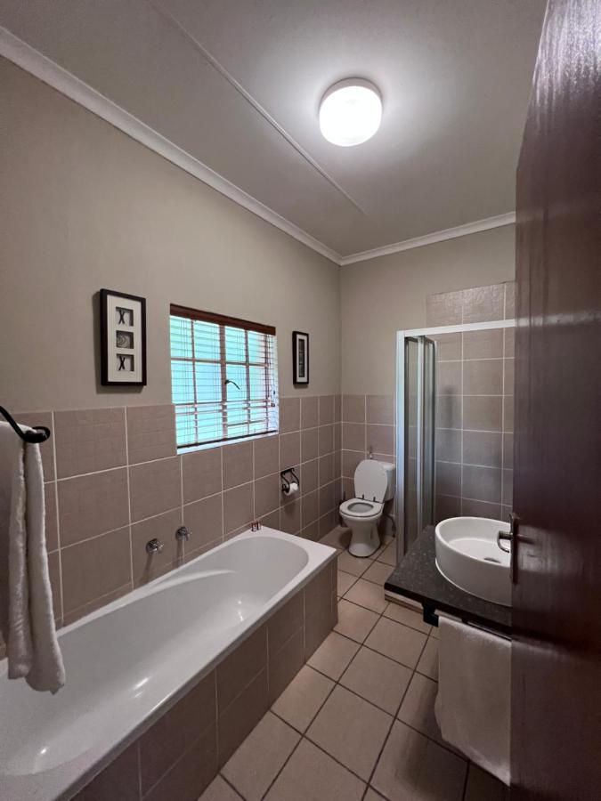 Big Tree Midrand Hotel ภายนอก รูปภาพ